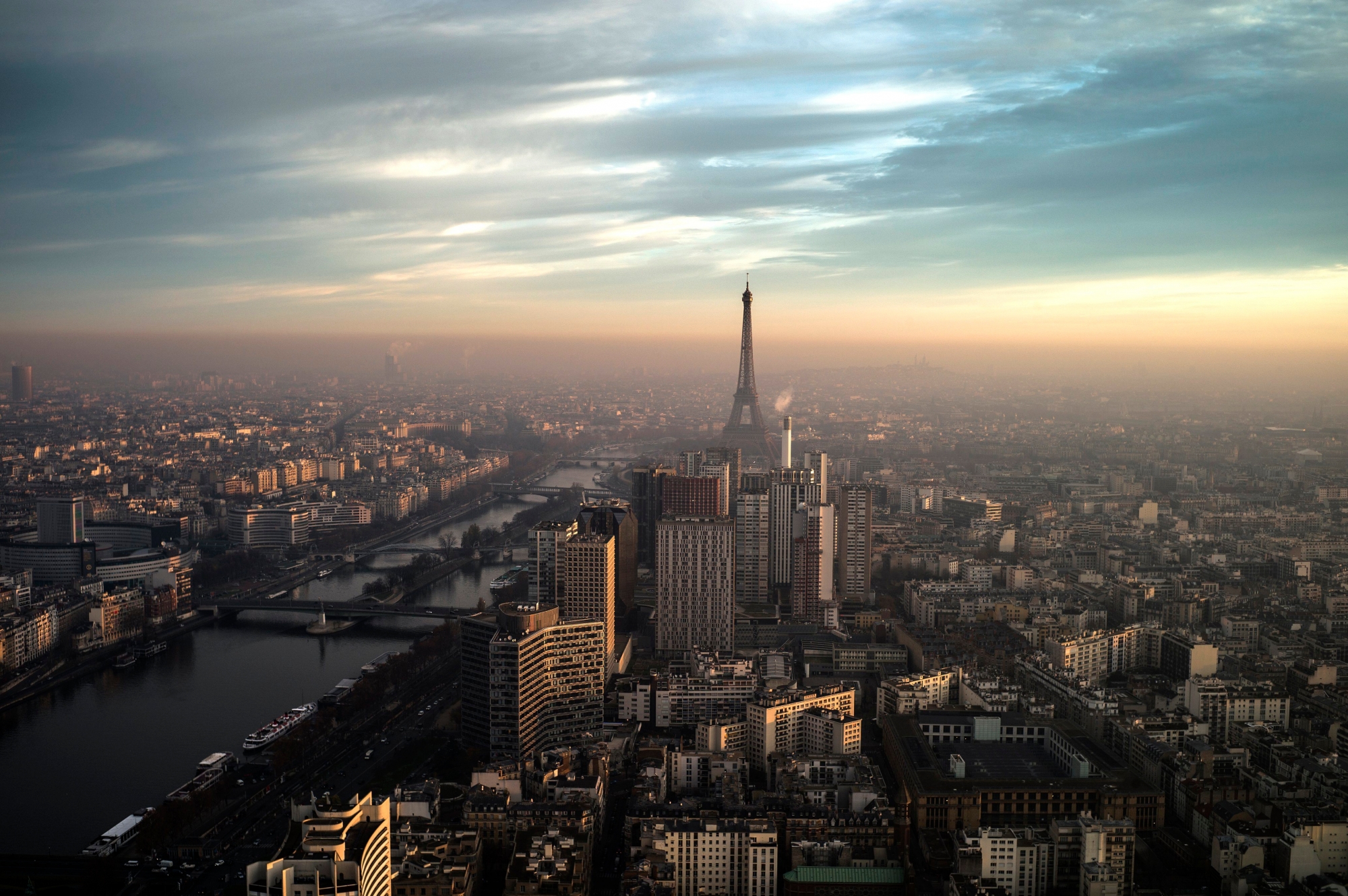 epa06341069 (FILE) - Aerial view of Paris with the Eiffel tower shrouded in haze, in Paris, France, 08 December 2016 (reissued 20 November 2017). According to reports, Paris has won a bid to become the host city of the European Banking Authority (EBA), which will be relocated from London as a consequence to the Brexit.  EPA/YOAN VALAT (FILE) FRANCE EUROPEAN BANKING AUTHORITY