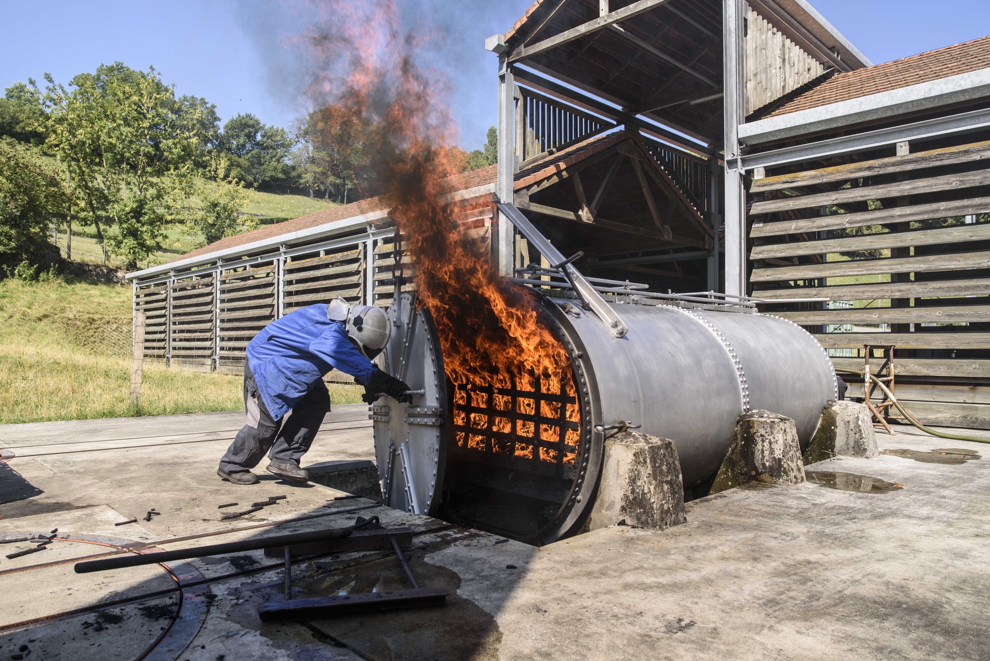 Le charbon de bois, ingrédient de la poudre, est fabriqué sur place. Le bois est carbonisé durant sept heures à 290 degrés environ.