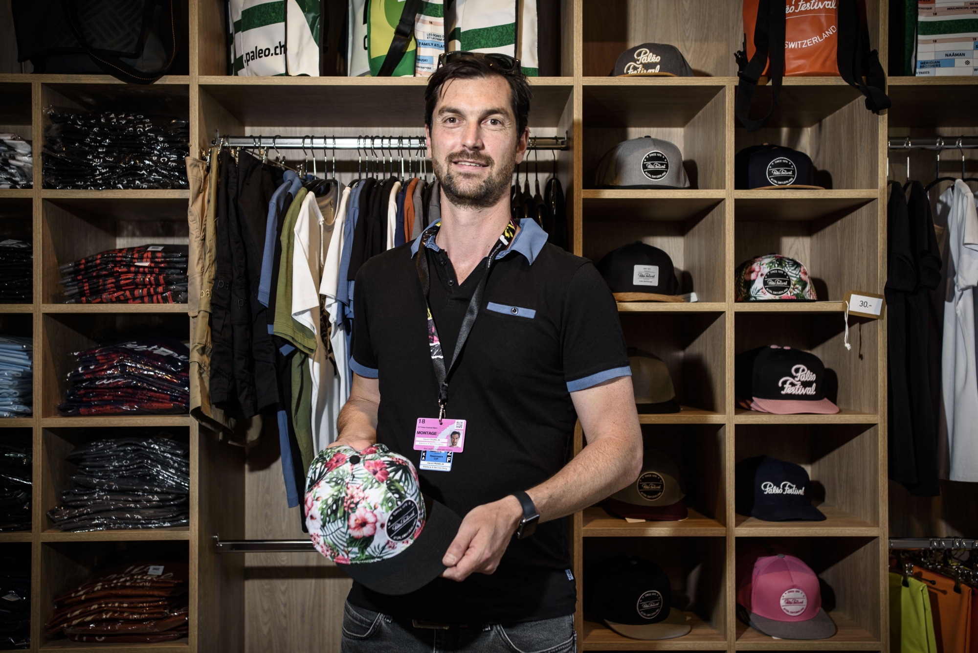 David Franklin, responsable merchandising pour le festival, présente un modèle de casquette entièrement conçu au Pérou.