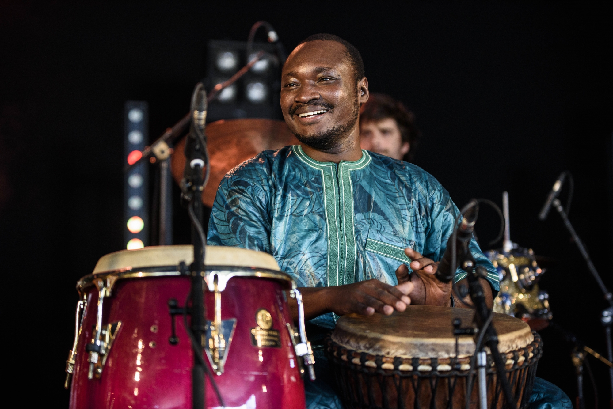 Baba Konaté au djembé et à la conga, lors du concert de La Tempête sous le Club Tent du Paléo, jeudi 19 juillet