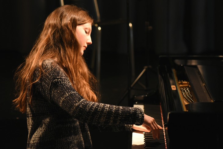 La jeune pianiste lausannoise Aurore Grosclaude jouera en trio lors du concert de musique de chambre du 2 août au Musée Forel (19h)