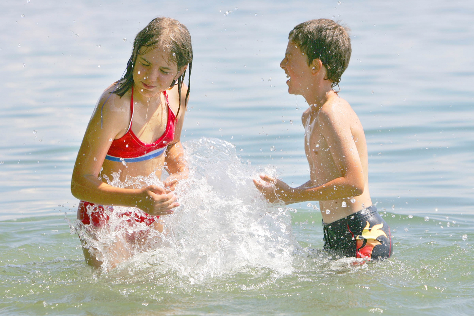 Des jeunes qui se baignent un jour d'été (photo d'illustration).