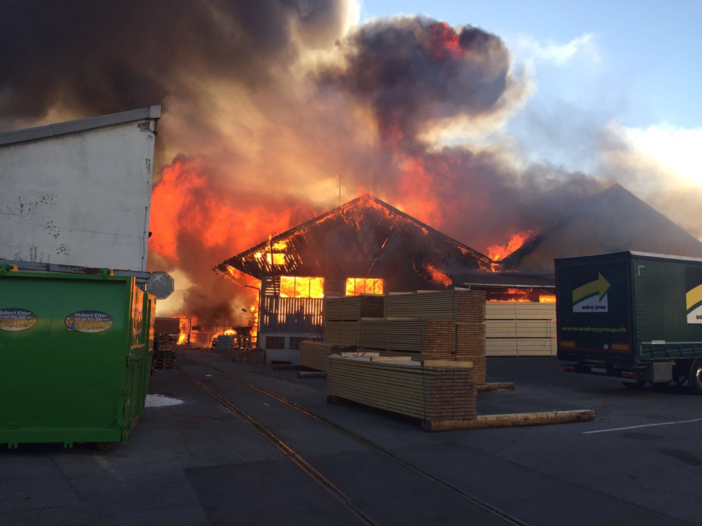 L'incendie a ravagé la scierie Despond appartenant à Jean-François Rime (conseiller national UDC)