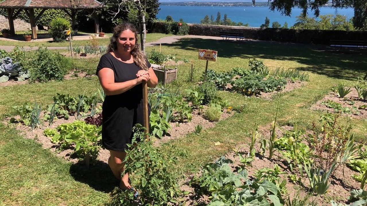 Anne Nussbaumer a ouvert des carrés potagers qu'elle cultive avec les jeunes élèves des écoles de Crans-près-Céligny. Avec vue plongeante sur le Léman, s'il vous plaît!