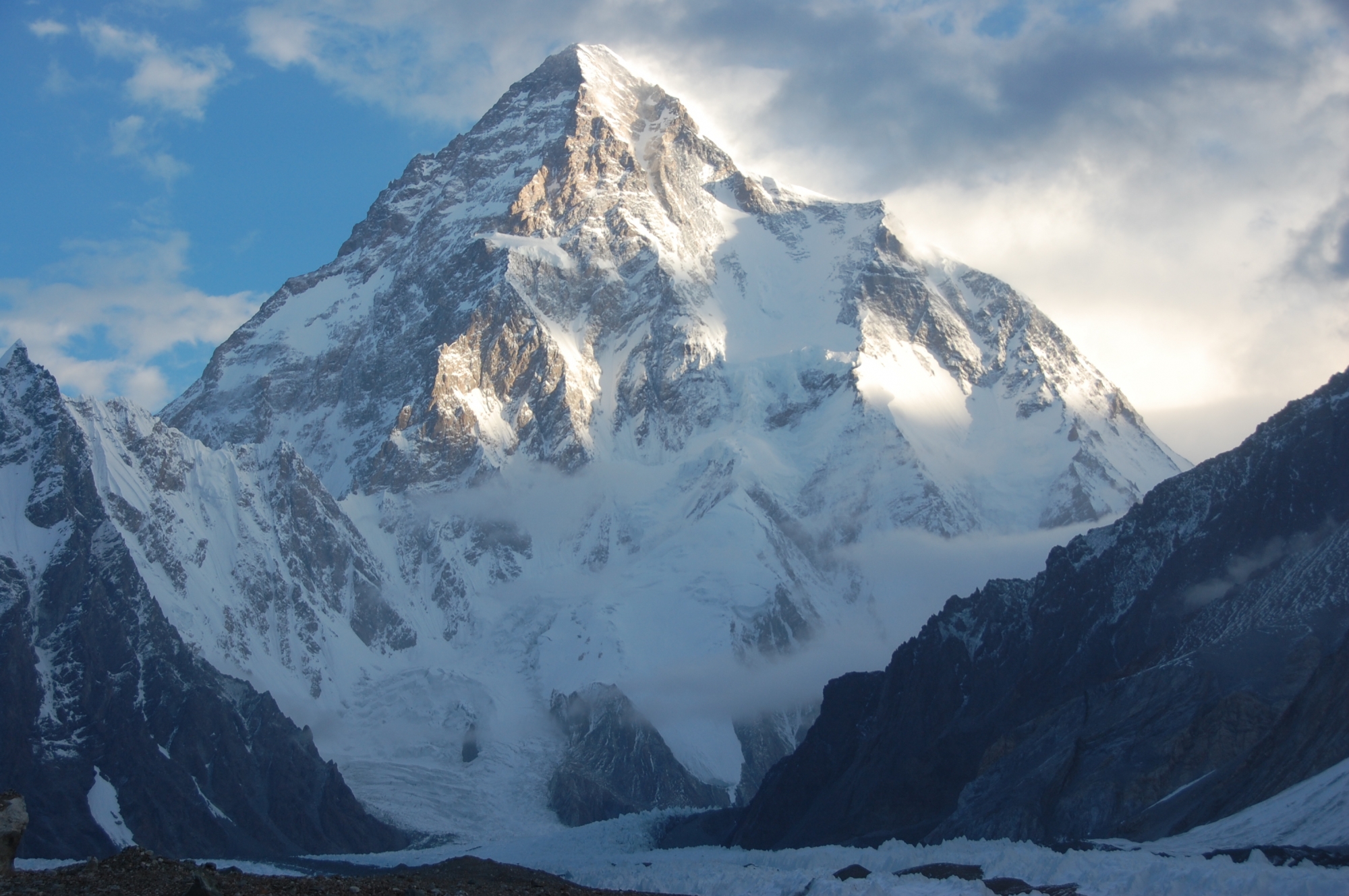 Le K2 est le deuxième sommet le plus haut du monde, après l'Everest. 