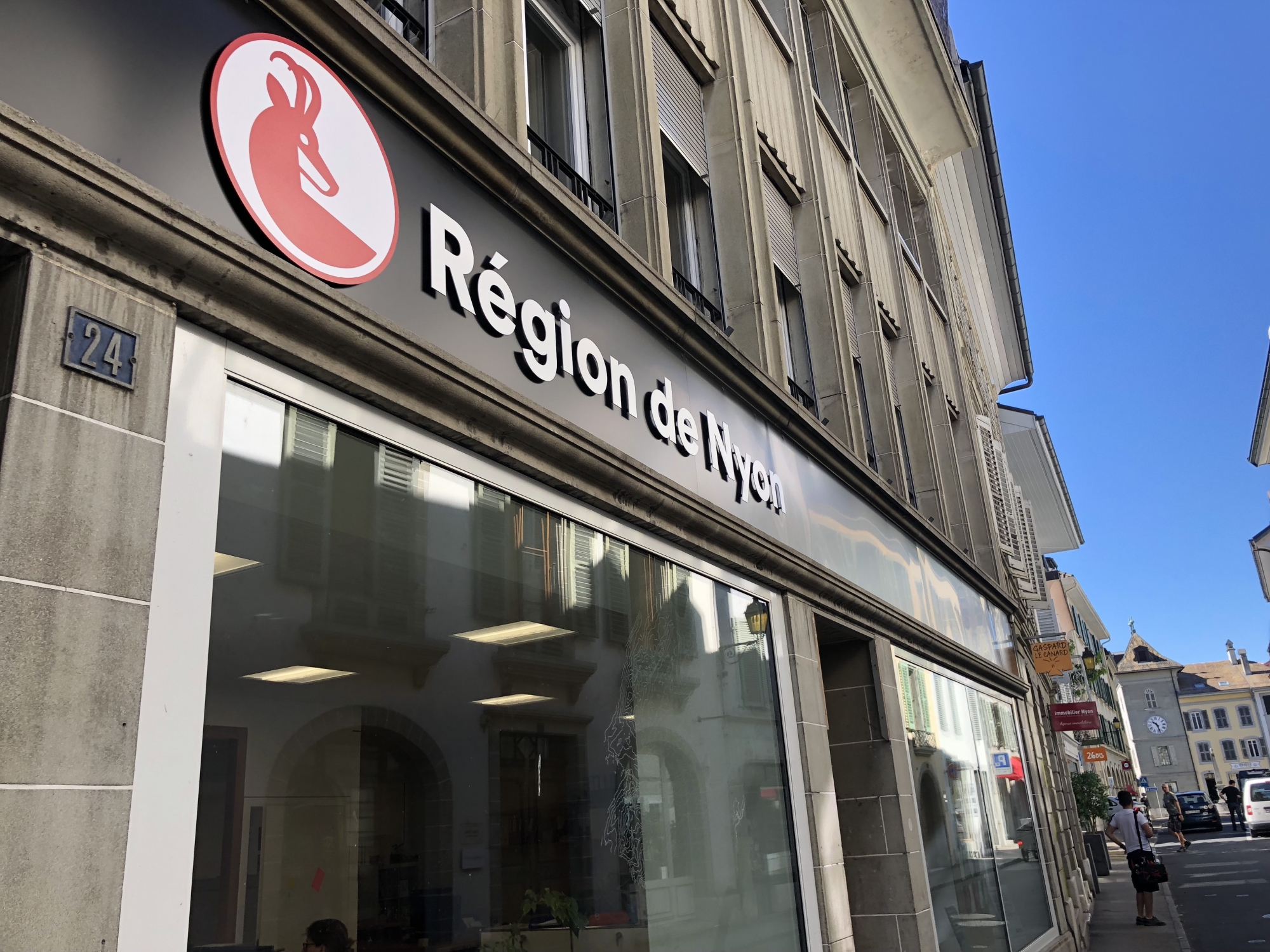 Le siège de Région de Nyon situé au numéro 24 de la Grand-Rue à Nyon arbore la nouvelle identité visuelle de l'association.
