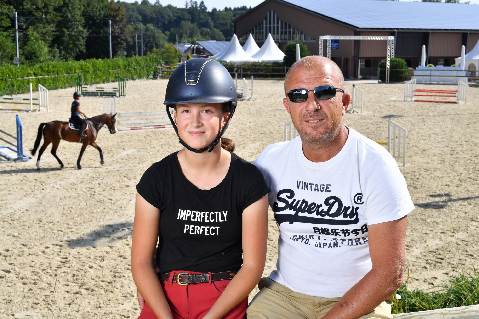 Ancien cavalier international, Christophe Barbeau suit de près l'évolution de sa fille Lucy (à g.), championne de Suisse en titre de poney D.
