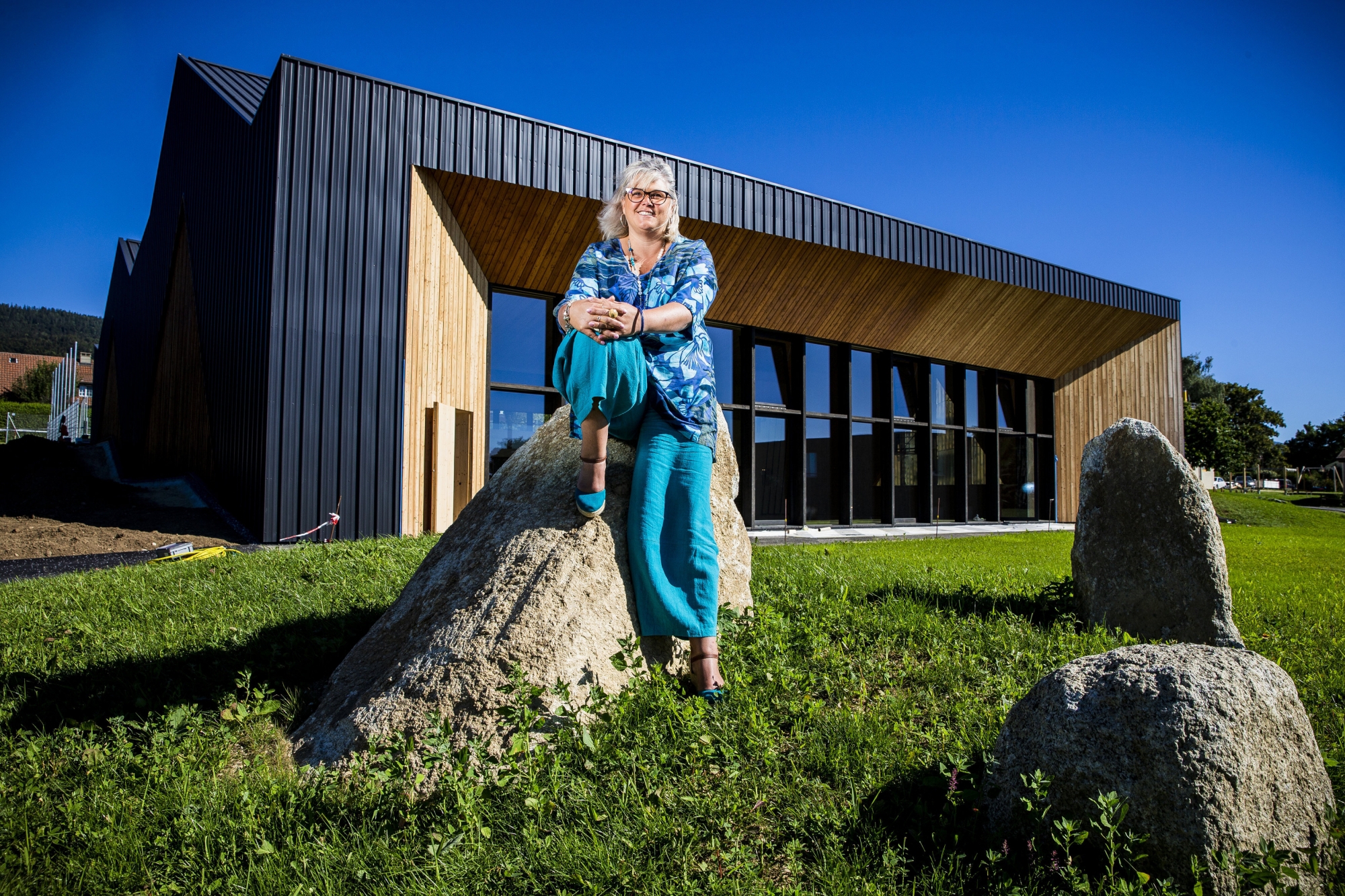 Chantal Landeiro, syndique de Le Vaud, devant la salle des Cimes tout juste terminée.