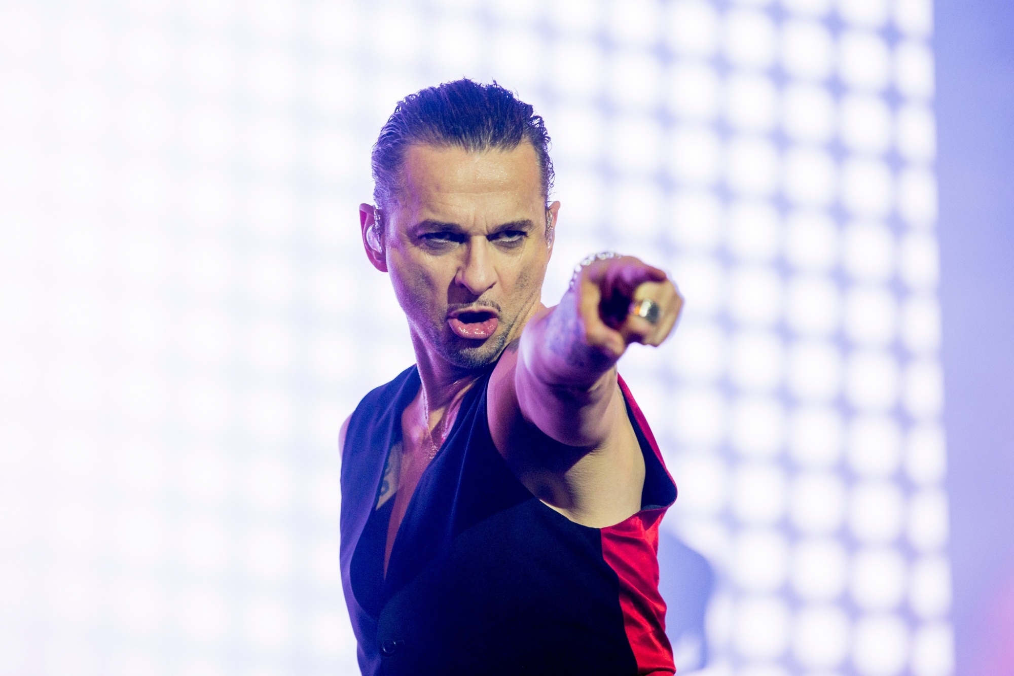 Dave Gahan comble sa faiblesse vocale par ses fameuses gesticulations. Peu causant, l’iguane laisse son corps faire le taff. Le pied de micro tournoie, les fesses se dandinent. 