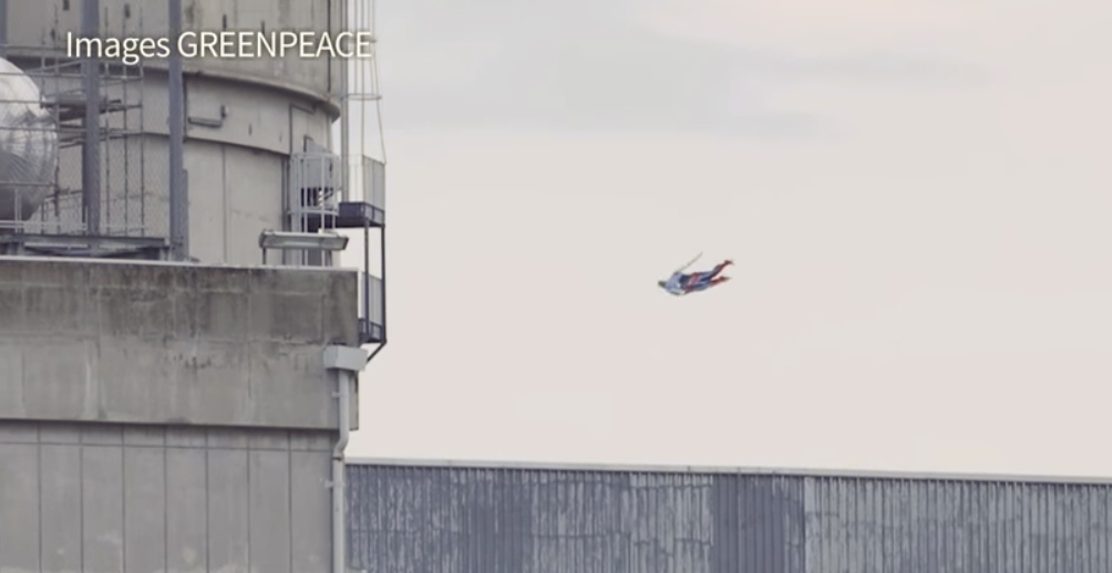 Le drone aux allures de Superman a pu survoler la centrale sans être inquiété.