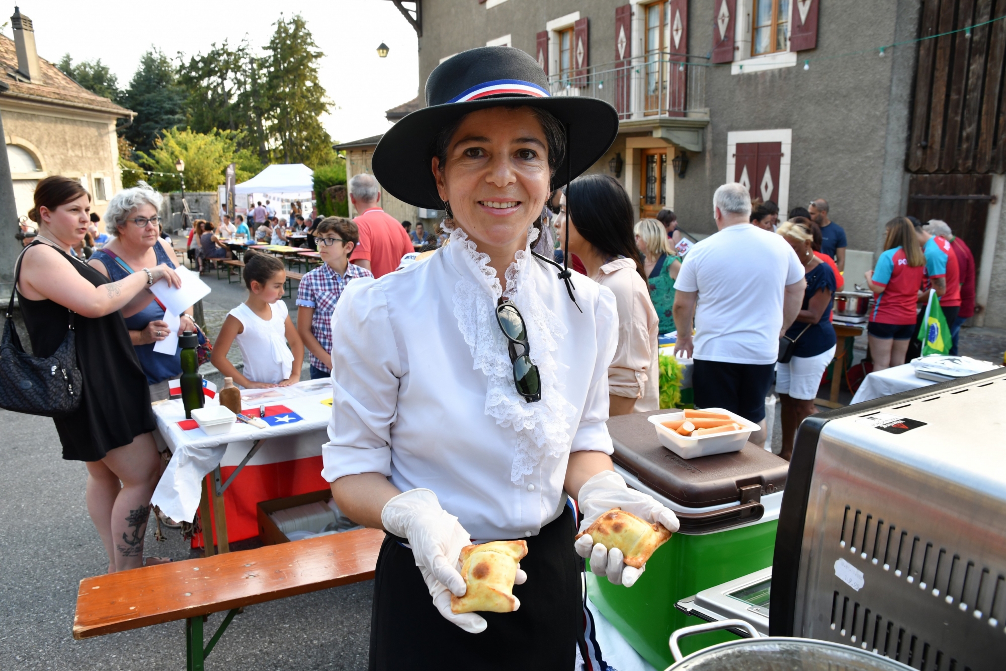 Luz Jamett-Diaz Weber du Chili a pris part à la Table du Monde à Etoy. Elle a régalé les villageois avec ses empanadas.