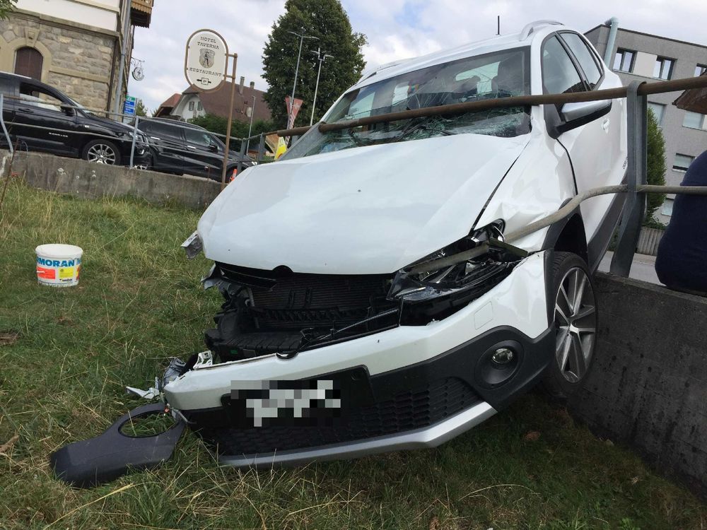 L'automobiliste, âgée de 24 ans, s'en sort indemne.