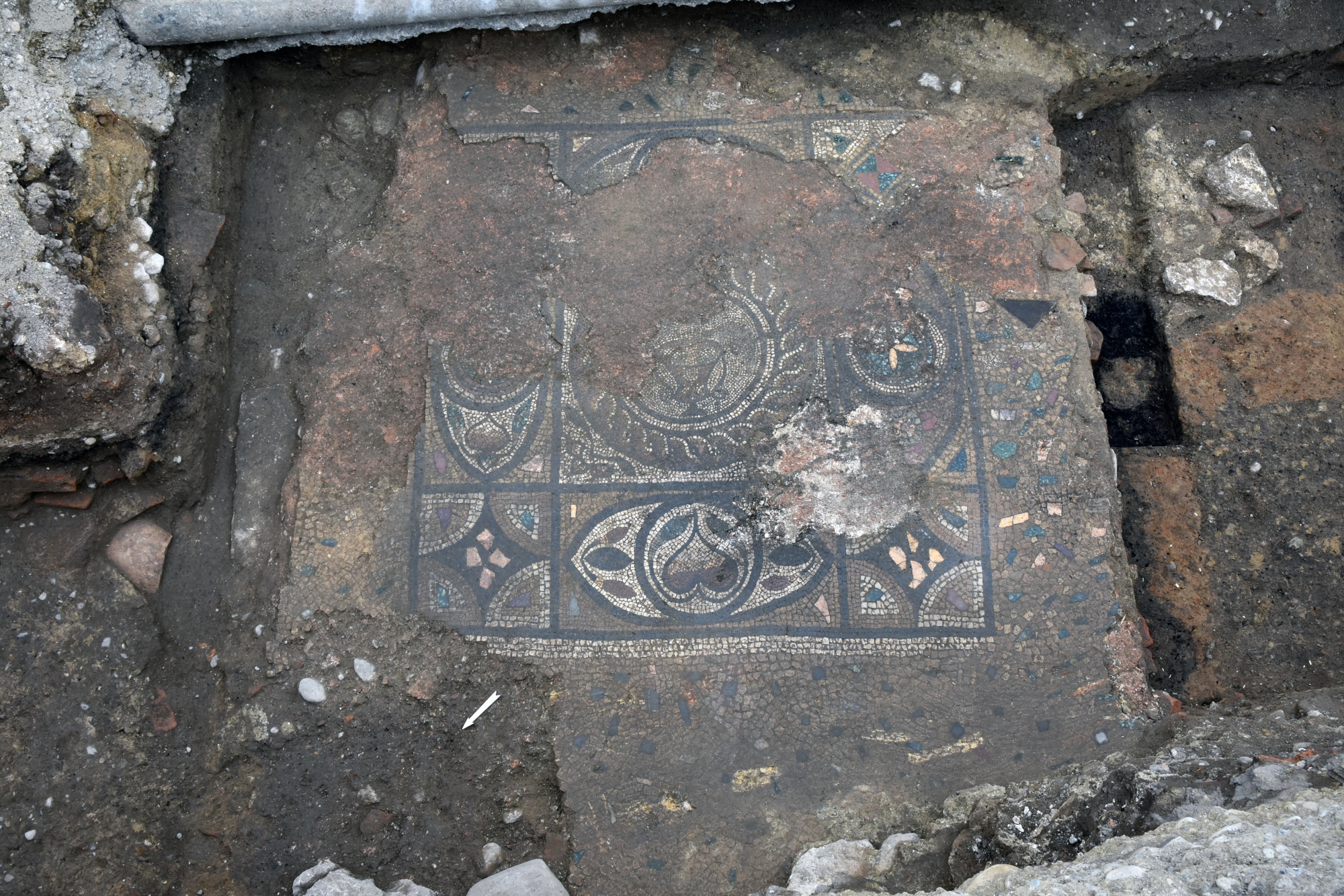 Mosaïque romaine mise au jour lors des travaux réalisés sur la route de contournement d’Avenches (RC 601). 