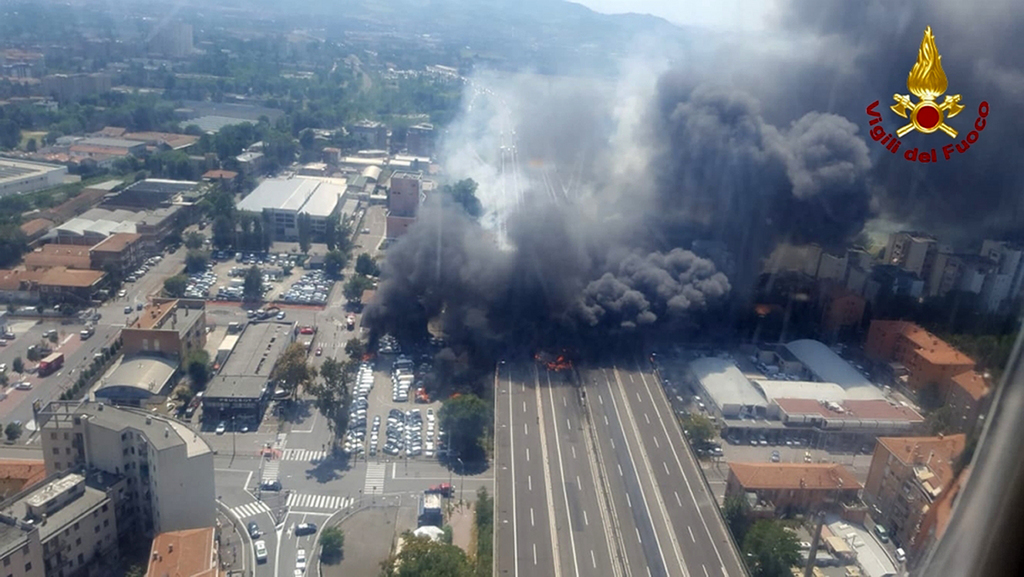 Le camion citerne a explosé sur le périphérique de Bologne, provoquant un violent incendie.