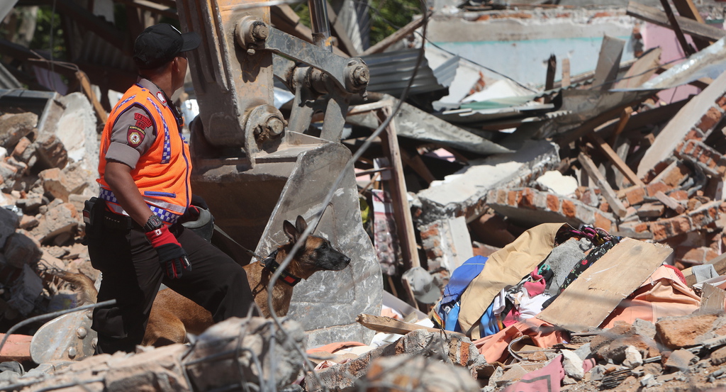 Les équipes de secours continuent de déblayer les décombres et s'attendent à découvrir de nouvelles victimes.