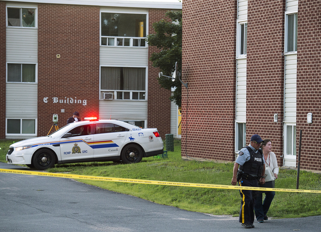 L'homme, qui a été blessé et hospitalisé, a été inculpé de quatre homicides avec préméditation.