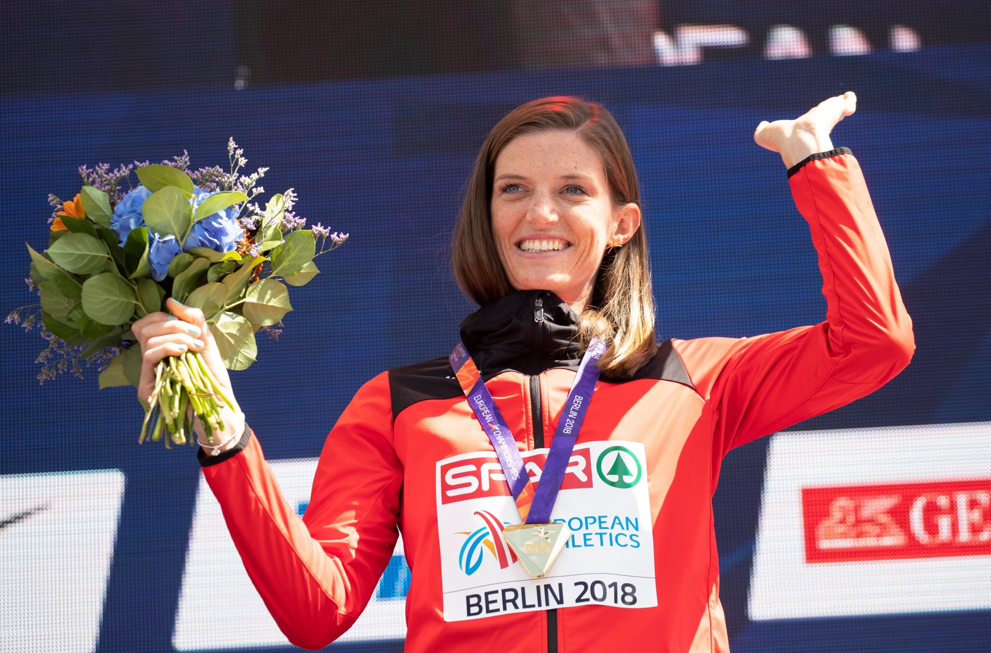 Lea Sprunger lors de la cérémonie de remise des médailles, à Berlin.