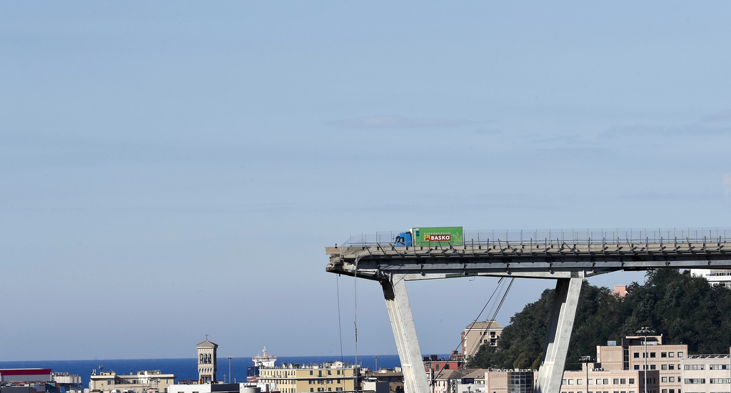 Riccardo Morandi a inventé une technologie de ponts qui sont à la fois posés et suspendus. 