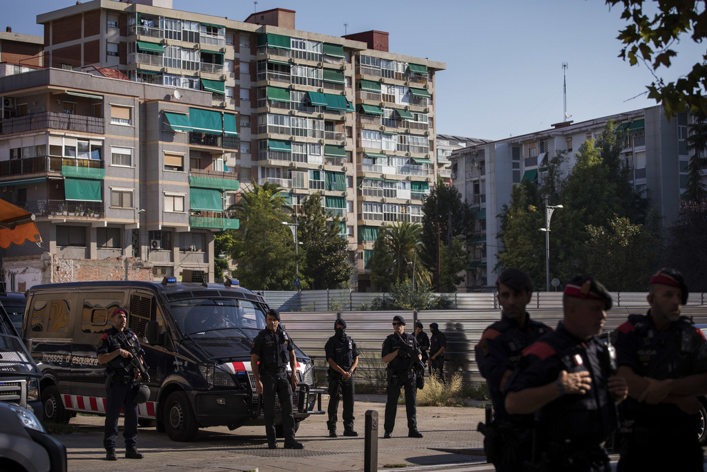Selon des sources policières antiterroristes, l'homme, un ressortissant algérien de 29 ans qui réside dans la commune de Cornellà, est entré dans le commissariat en criant "Allah akbar".