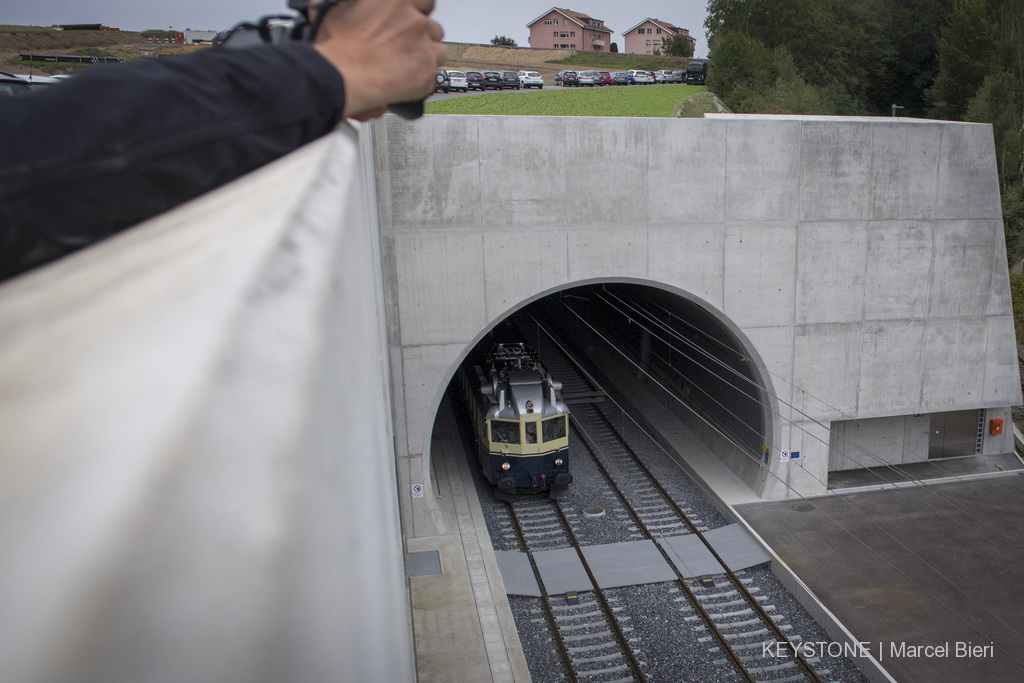 Selon le BLS, le nouveau tunnel offrira plus de ponctualité et de sécurité sur la ligne Neuchâtel-Berne.