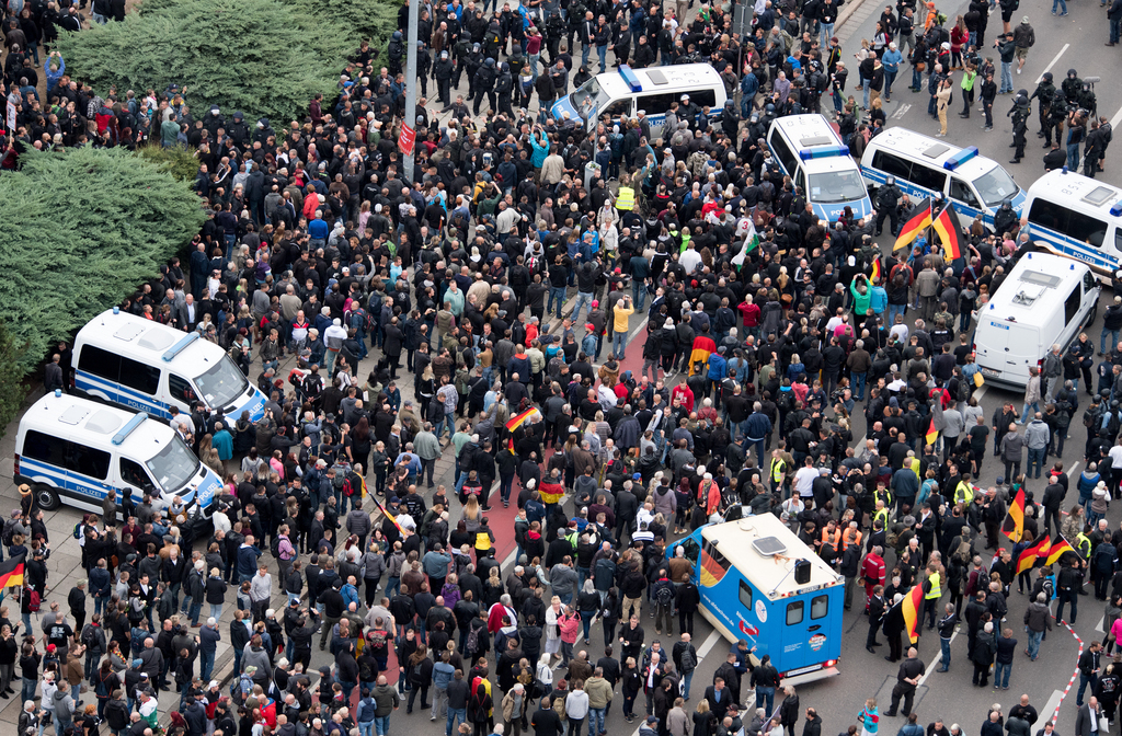 L'extrême droite allemande a organisé depuis plus d'une semaine plusieurs rassemblements dans la ville est-allemande de Chemnitz, afin de dénoncer les demandeurs d'asile et la politique migratoire d'Angela Merkel, suite au meurtre d'un Allemand par arme blanche.