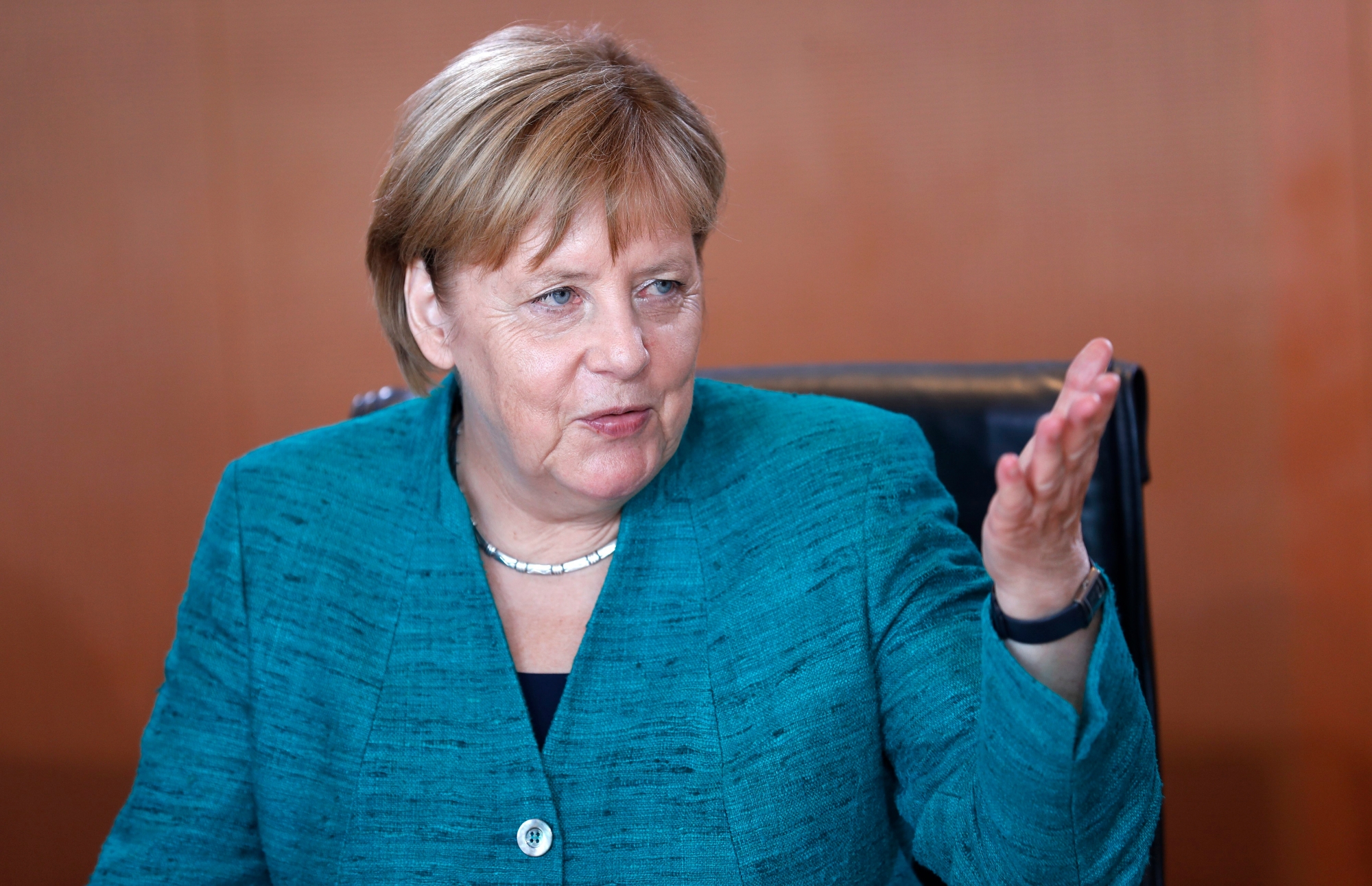 epa06963808 German Chancellor Angela Merkel gestures at the beginning of a meeting of the German Federal cabinet at the Chancellery in Berlin, Germany, 22 August 2018.  EPA/FELIPE TRUEBA GERMANY GOVERNMENT CABINET MEETING