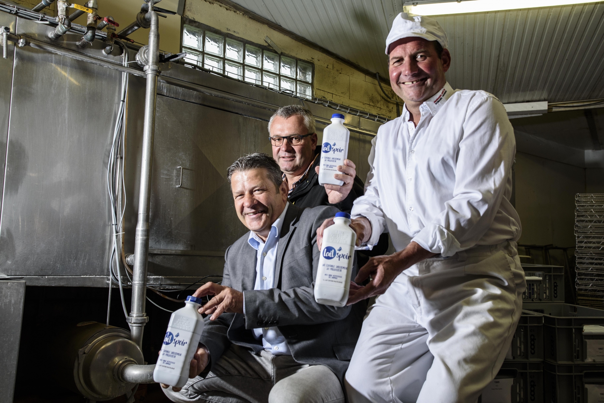 Lors du lancement du lait en mai dernier, Guy de Charrière président du groupement des producteurs de lait de Morges et environs, Pierre-Alain Urfer fondateur de Laitspoir et Serge André fromager. 