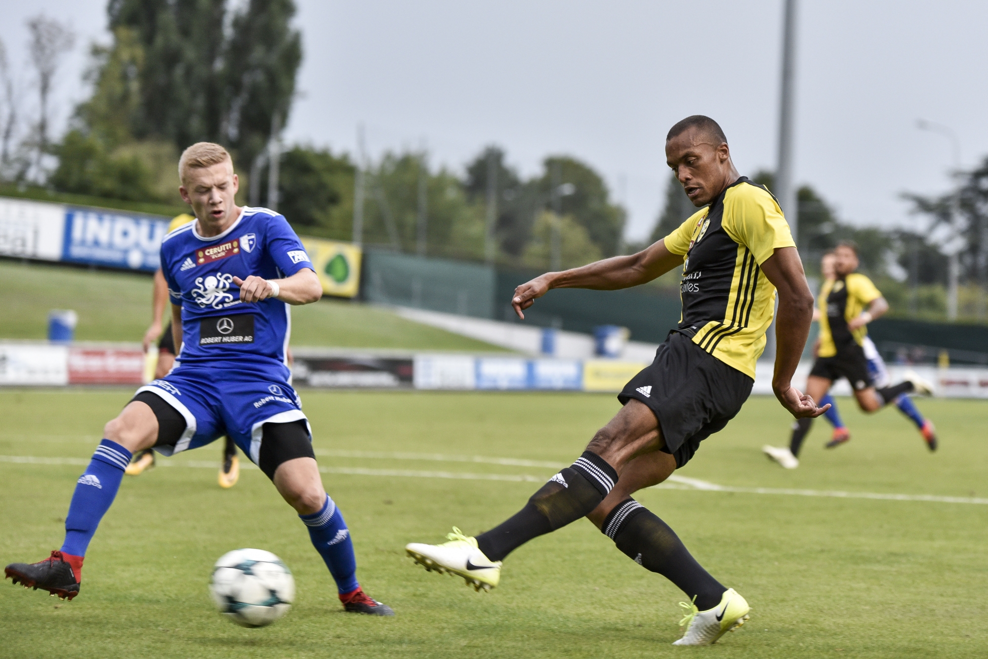 Adomako (à droite) et le Stade, dos à dos avec Köniz.