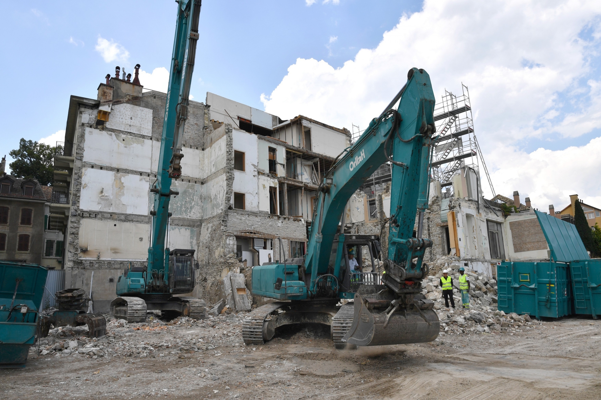 Côté lac, une annexe sera reconstruite sur les ruines de l'ancien bâtiment.