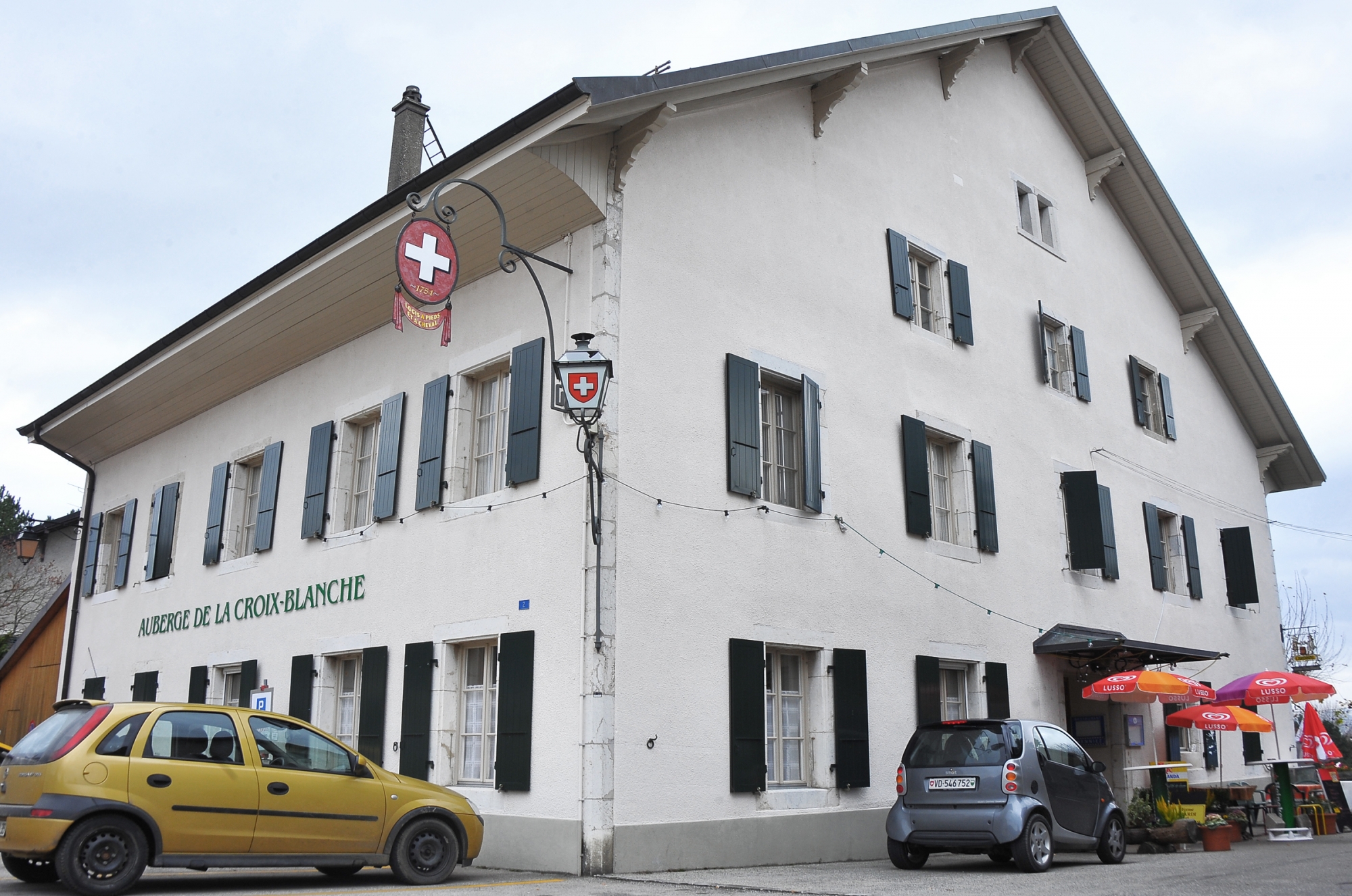 L'auberge de la Croix-Blanche est propriété de la commune de Gingins depuis 1689. Cet ancien "logis à pied et à cheval" fermera au moins deux ans pour travaux.