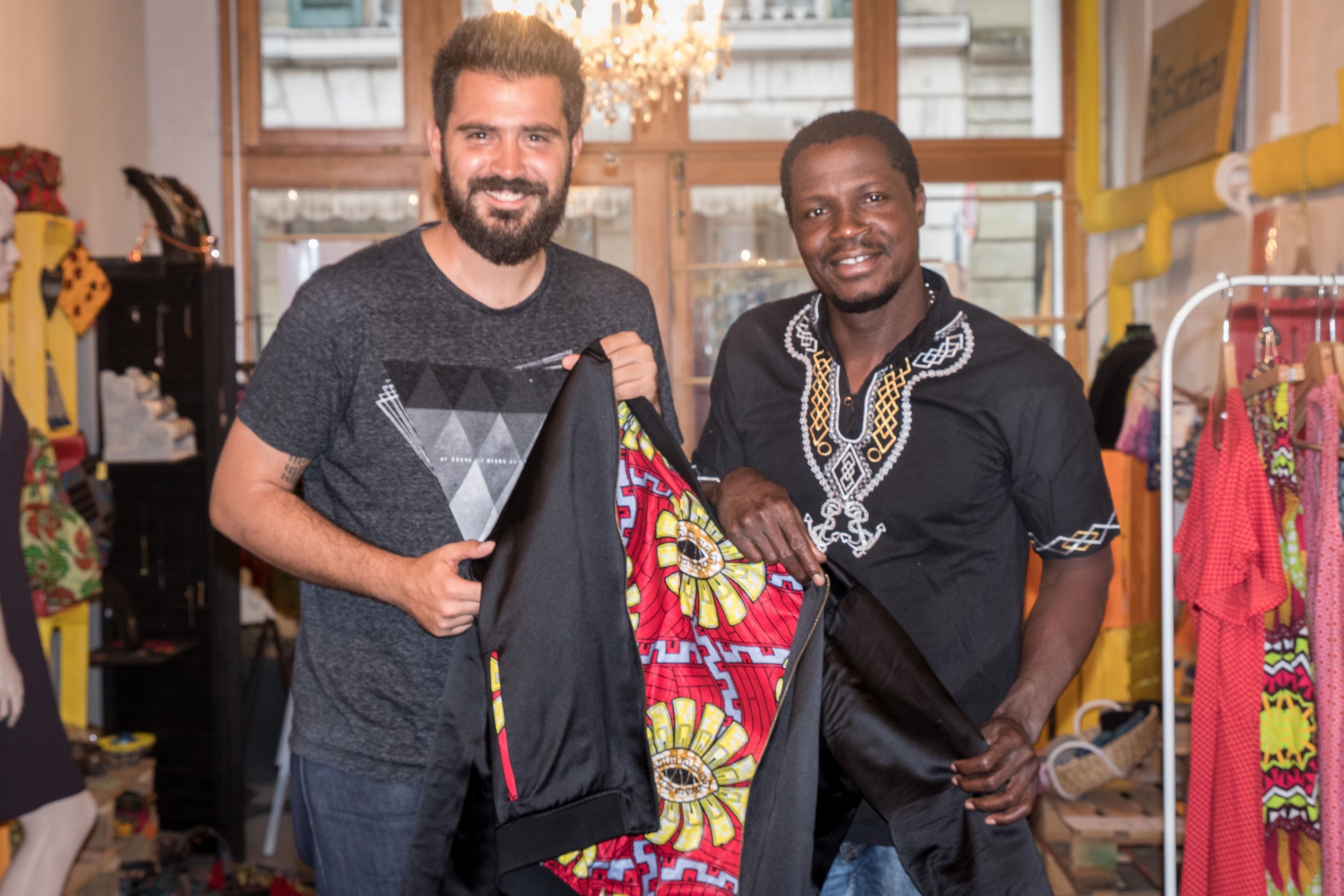Raphaël Vian (gauche) a fait appel aux compétences d'Ousseni Coulibaly (à droite) pour créer la première veste de son projet "Dstrict" dans l'atelier de l'Escabeau à Rive.