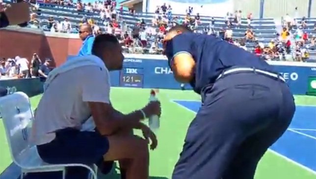 "Ce n'est pas le rôle d'un arbitre de descendre de sa chaise. En tant qu'arbitre, vous prenez des décisions depuis votre chaise, que ça vous plaise ou non. Mais vous ne descendez pas parler comme ça", a tranché Federer