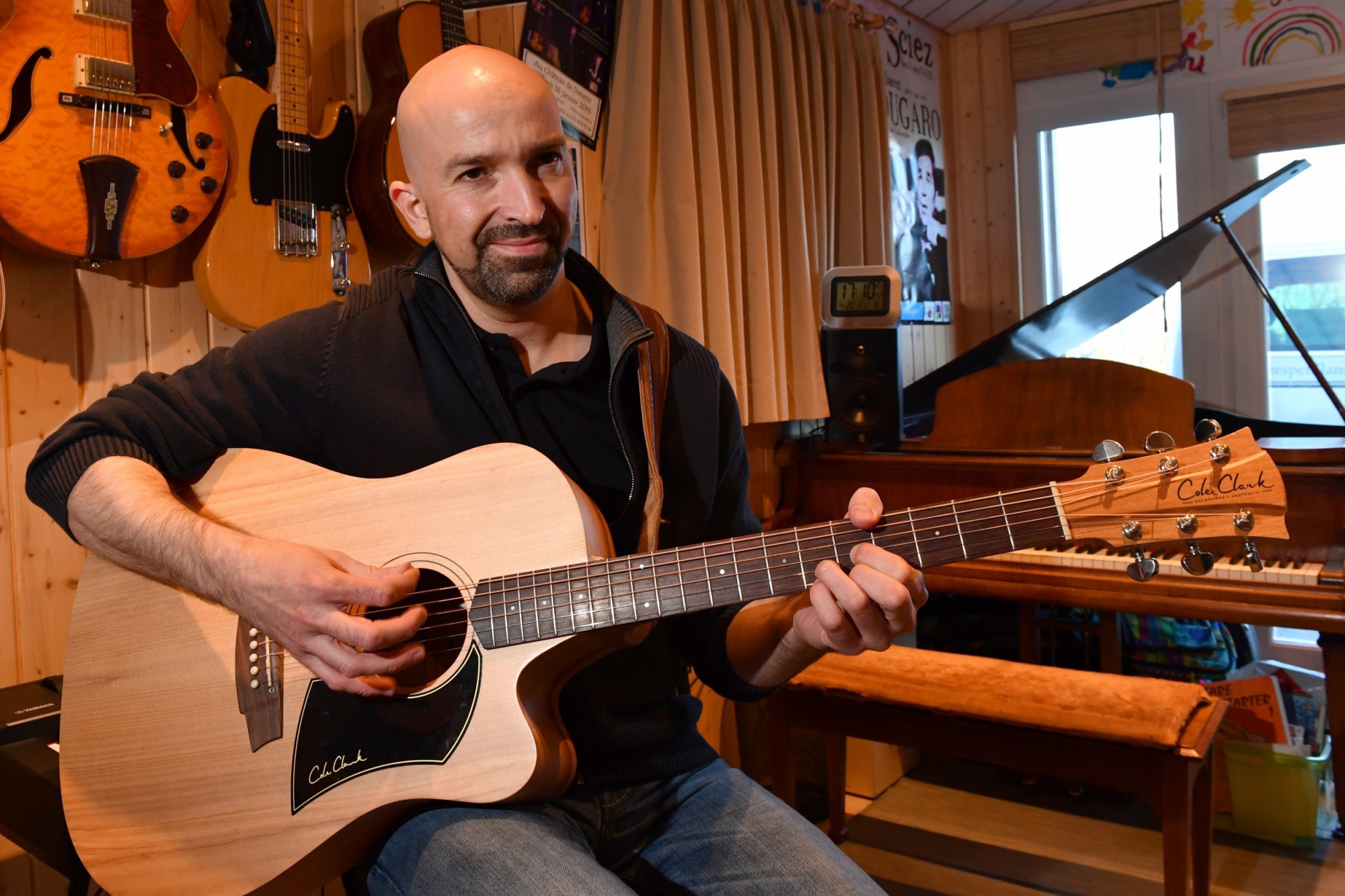 Lionel Buiret, le musicien de l'association Les Notes pétillantes, à Saint-Oyens.