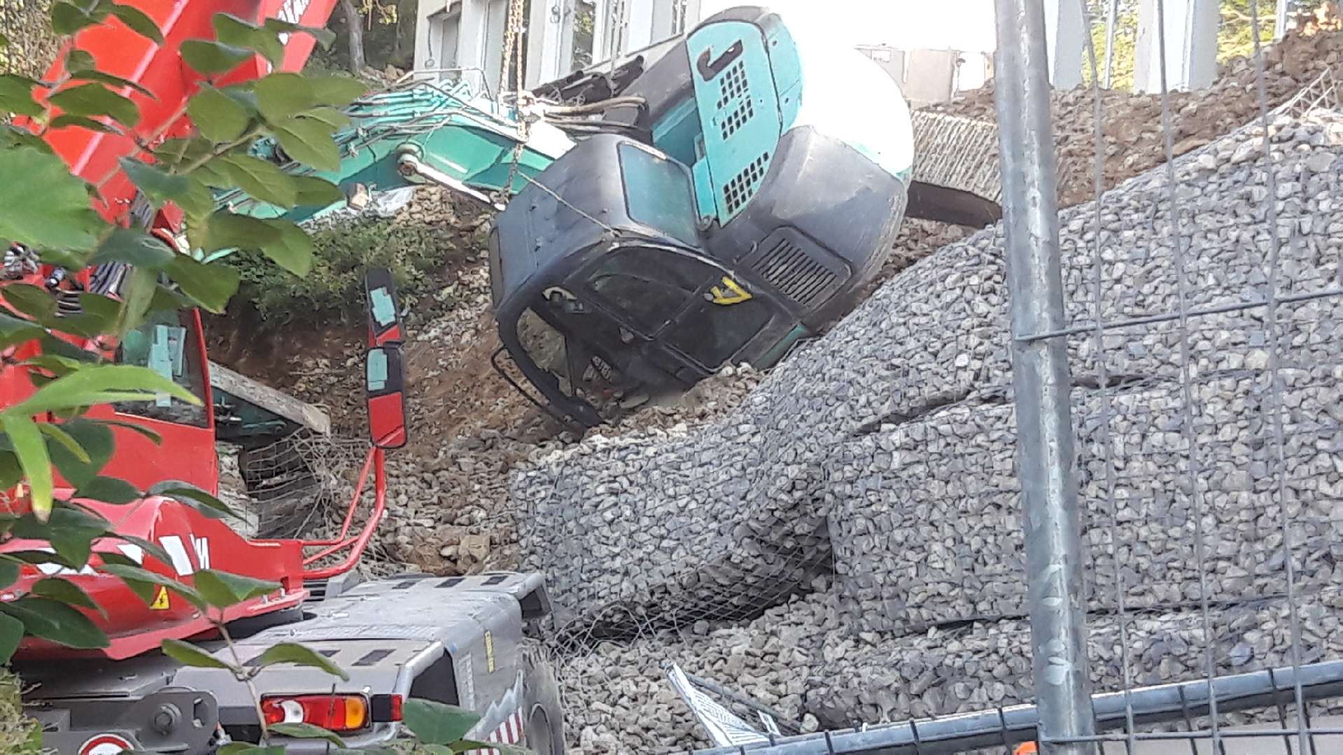 Le mur s'est effondré sous la pelleteuse de 15 tonnes, bloquant le passage sur le chemin des Fayards.