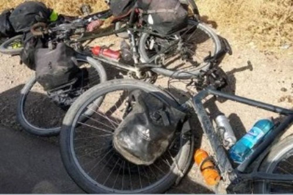 Les cyclistes ont d'abord été percutés avant d'être poignardés.