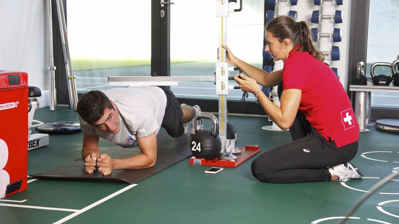 Les exercices de gainage s'enchaînent pour Grégoire Siegwart, sous la houlette d'Ellen Sprunger, coordinatrice santé/performance à l'Hôpital de La Tour.