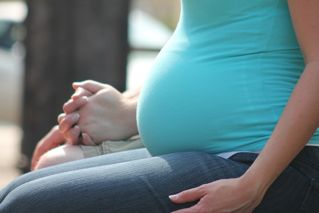 Environ 6% des femmes enceintes ou allaitantes en Suisse ont déclaré boire au moins une fois par mois quatre verres d’alcool ou plus pendant la grossesse ou la période d’allaitement. (illustration)