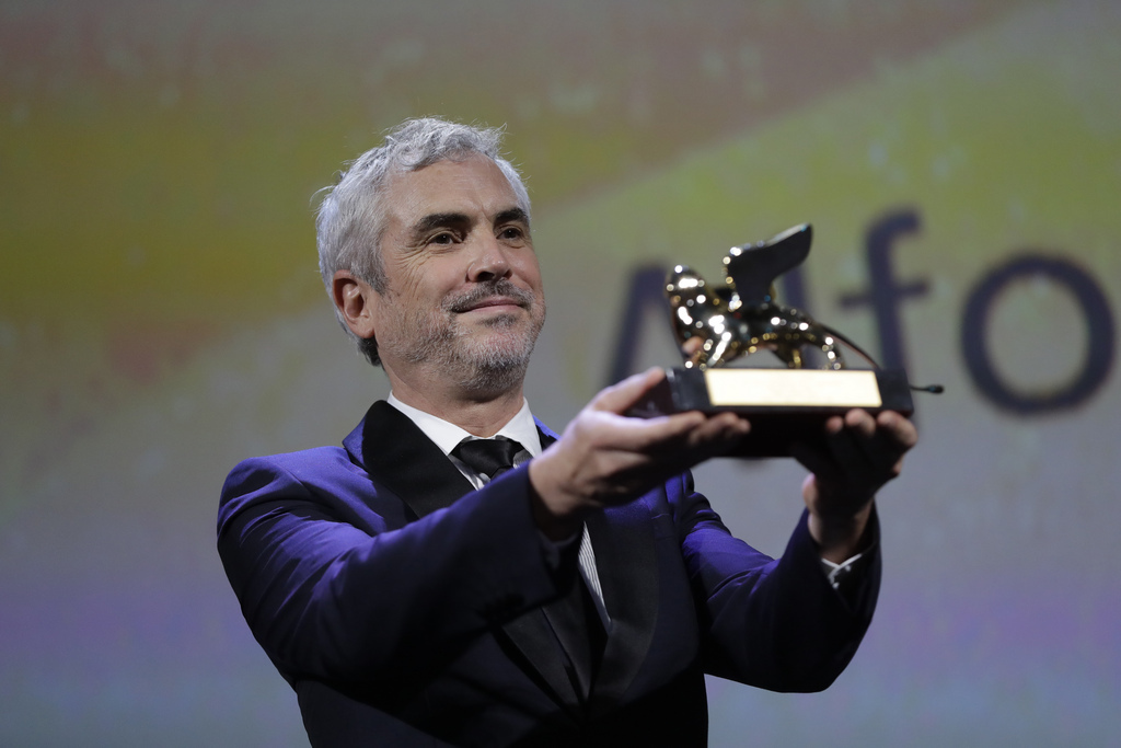 Le réalisateur mexicain Alfonso Cuarón soulève sa récompense.