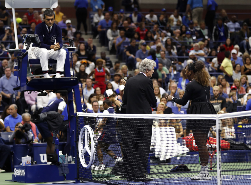 Serena Williams fait appel à l'arbitre principal Brian Earley pour contester les décisions de Carlos Ramos, l'arbitre de chaise.