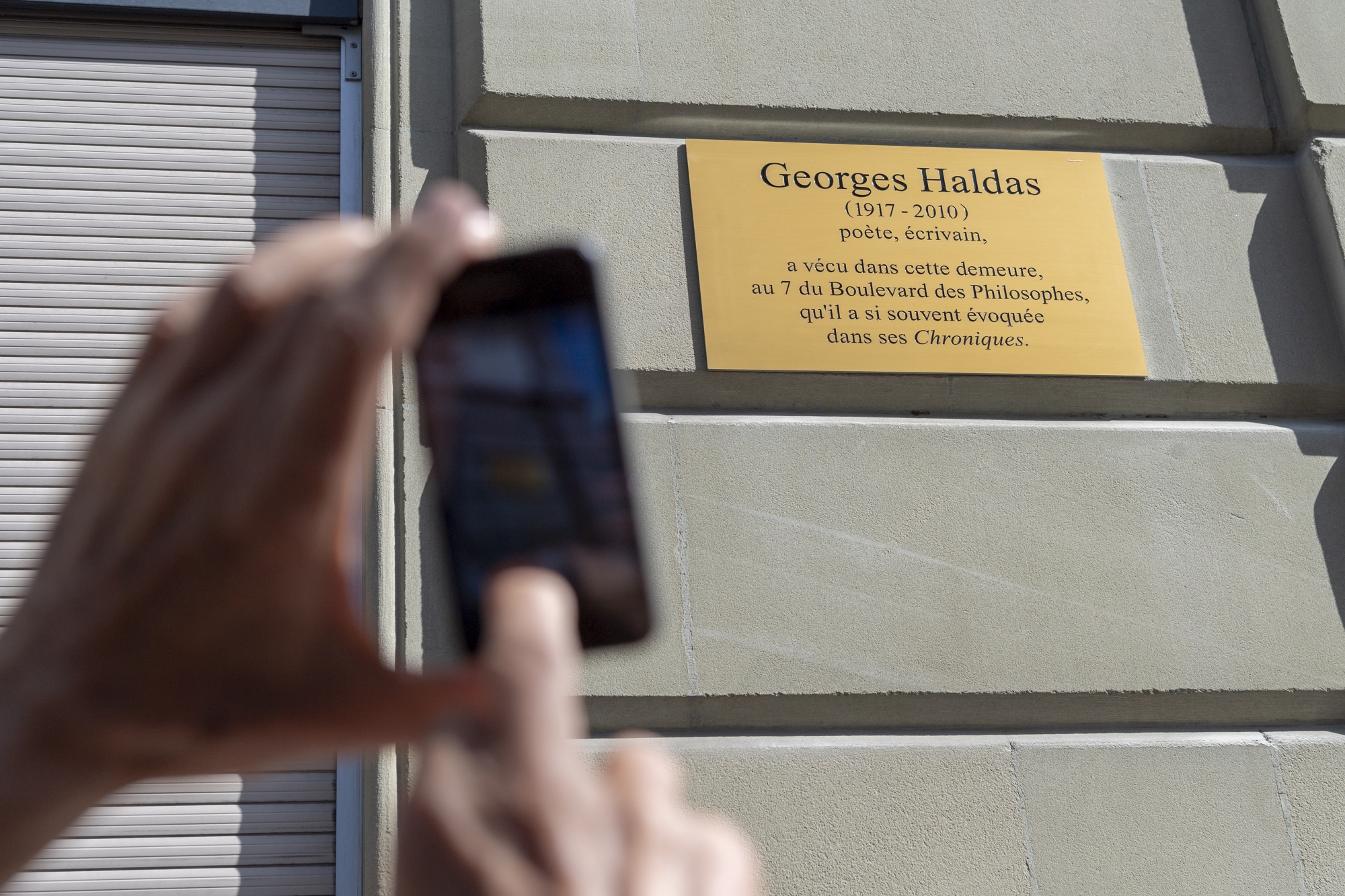 La plaque epigraphique en l'honneur de Georges Haldas, poète et écrivain genevois, est photographie lors de son dévoilement, ce jeudi 13 septembre 2018 à Genève.