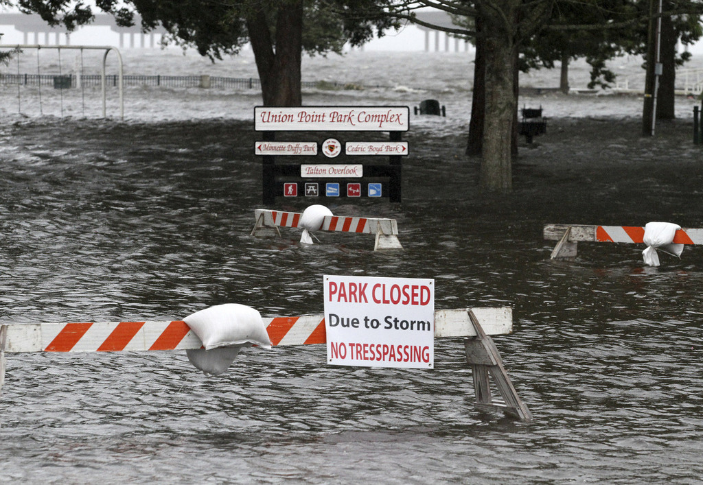 Florence a atteint jeudi les côtes de la Caroline du Nord, accompagné de pluies qui ont provoqué des inondations sur les routes.