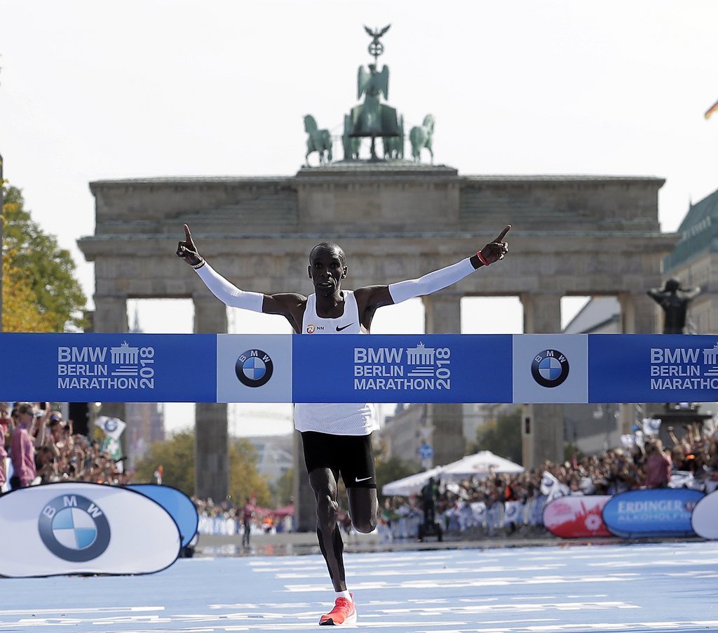 Le Kényan Eliud Kipchoge, le maître du marathon mondial, a pulvérisé le record du monde en remportant le marathon de Berlin en 2h01'40. 