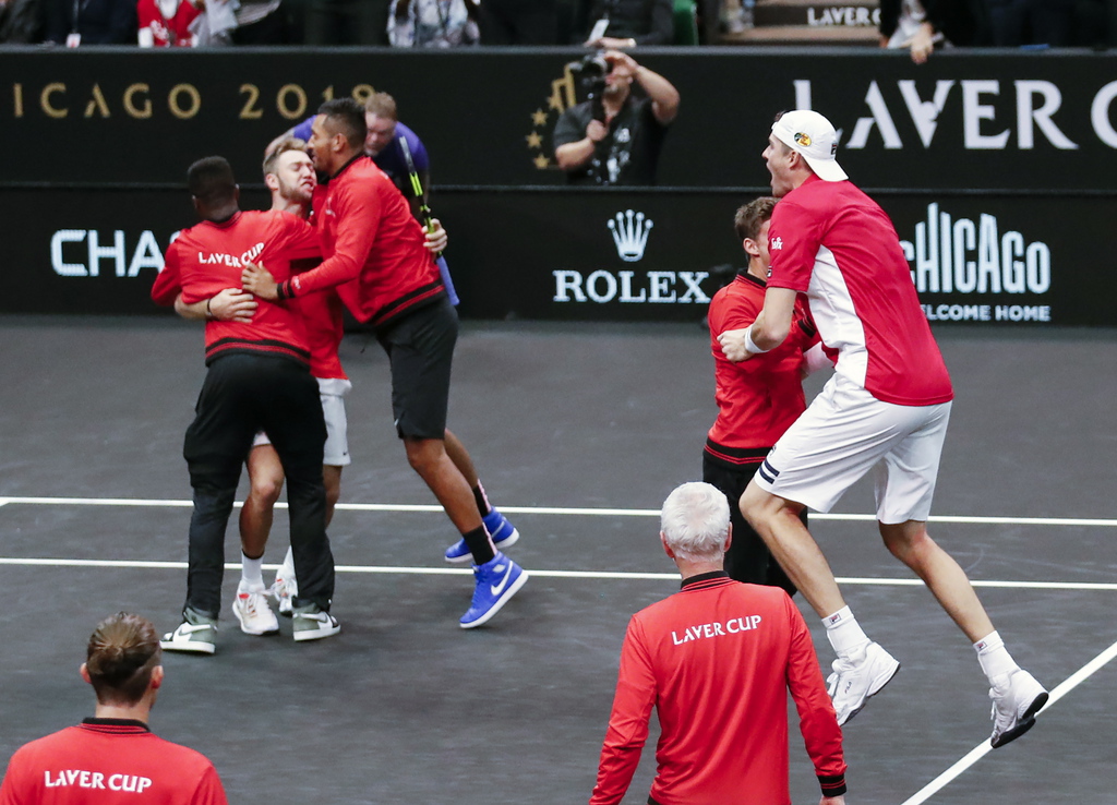Les Américains John Isner et Jack Sock célèbrent leur victoire contre Roger Federer et Alexander Zverev.