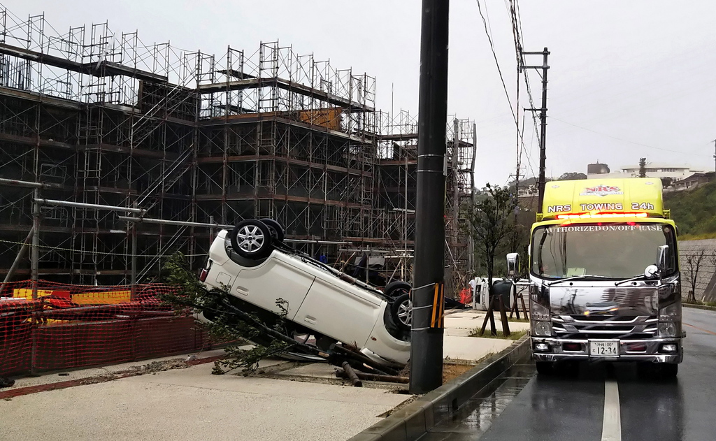 Le typhon a fait 84 blessés, dont la plupart présentent des coupures dues à des éclats de vitres brisées.