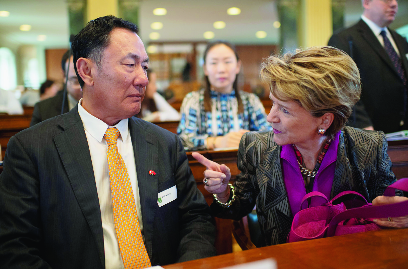 Geng Wengbing, Botschafter der Volksrepublik China, spricht mit Seco-Direktorin Marie Gabrielle Ineichen-Fleisch, anlaesslich einer Tagung ueber eine Evaluierung des Freihandesabkommens zwischen der Schweiz und China, am Mittwoch, 26. September 2018, in St. Gallen. Das Abkommen besteht seit 2014. Die Uni St. Gallen hat nun mit zwei chinesischen Hochschulen eine Untersuchung des Abkommens vorgenommen. (KEYSTONE/Gian Ehrenzeller) SCHWEIZ FREIHANDELSABKOMMEN SCHWEIZ CHINA