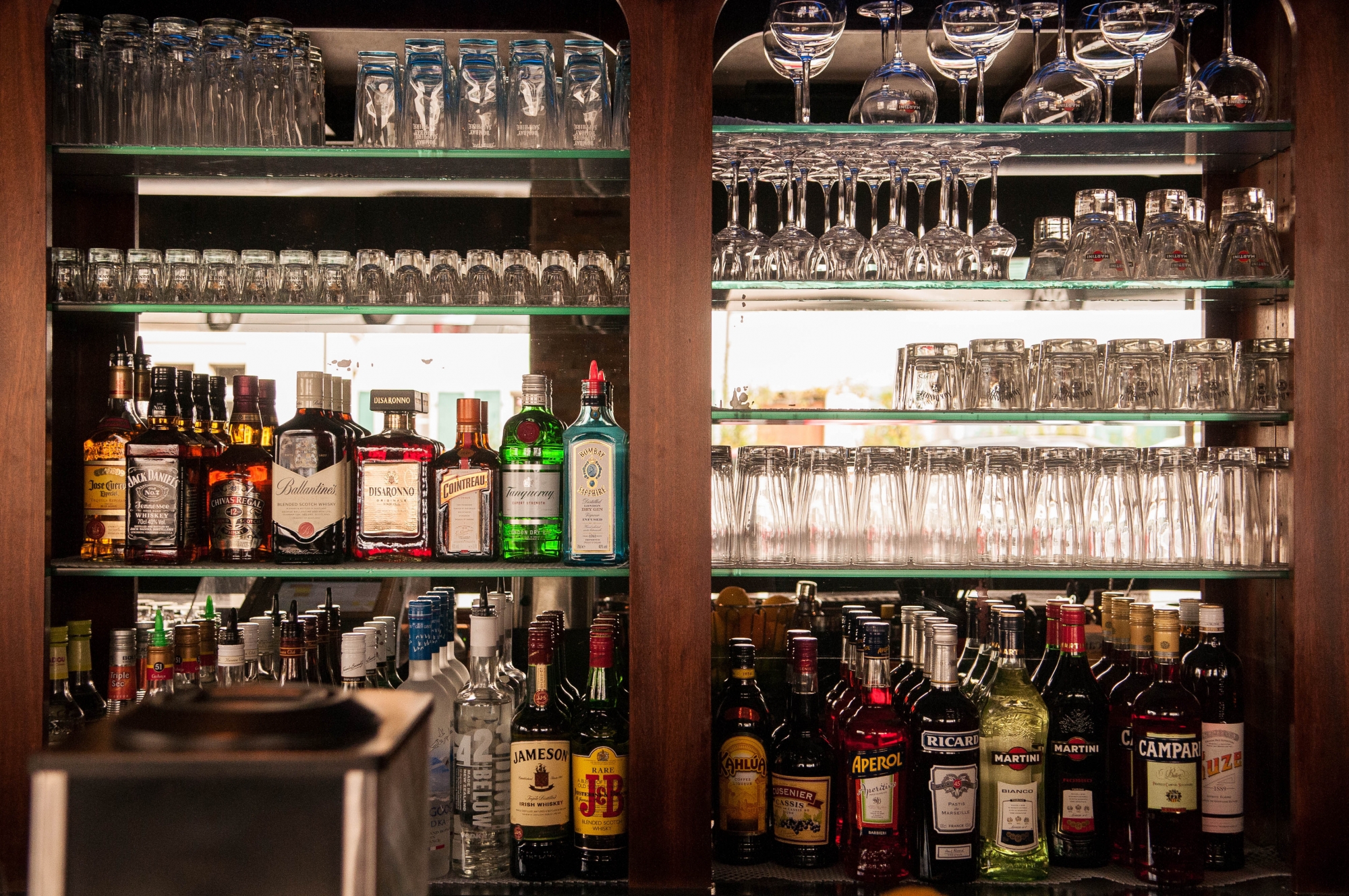 Des bouteilles dans un bar nyonnais (photo d'illustration).