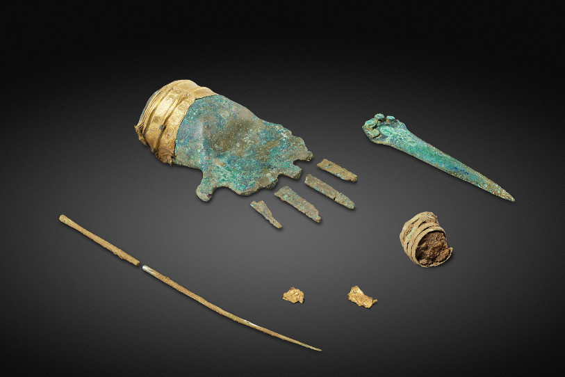 D'autres objets en bronze et en or ont été découverts dans la tombe.