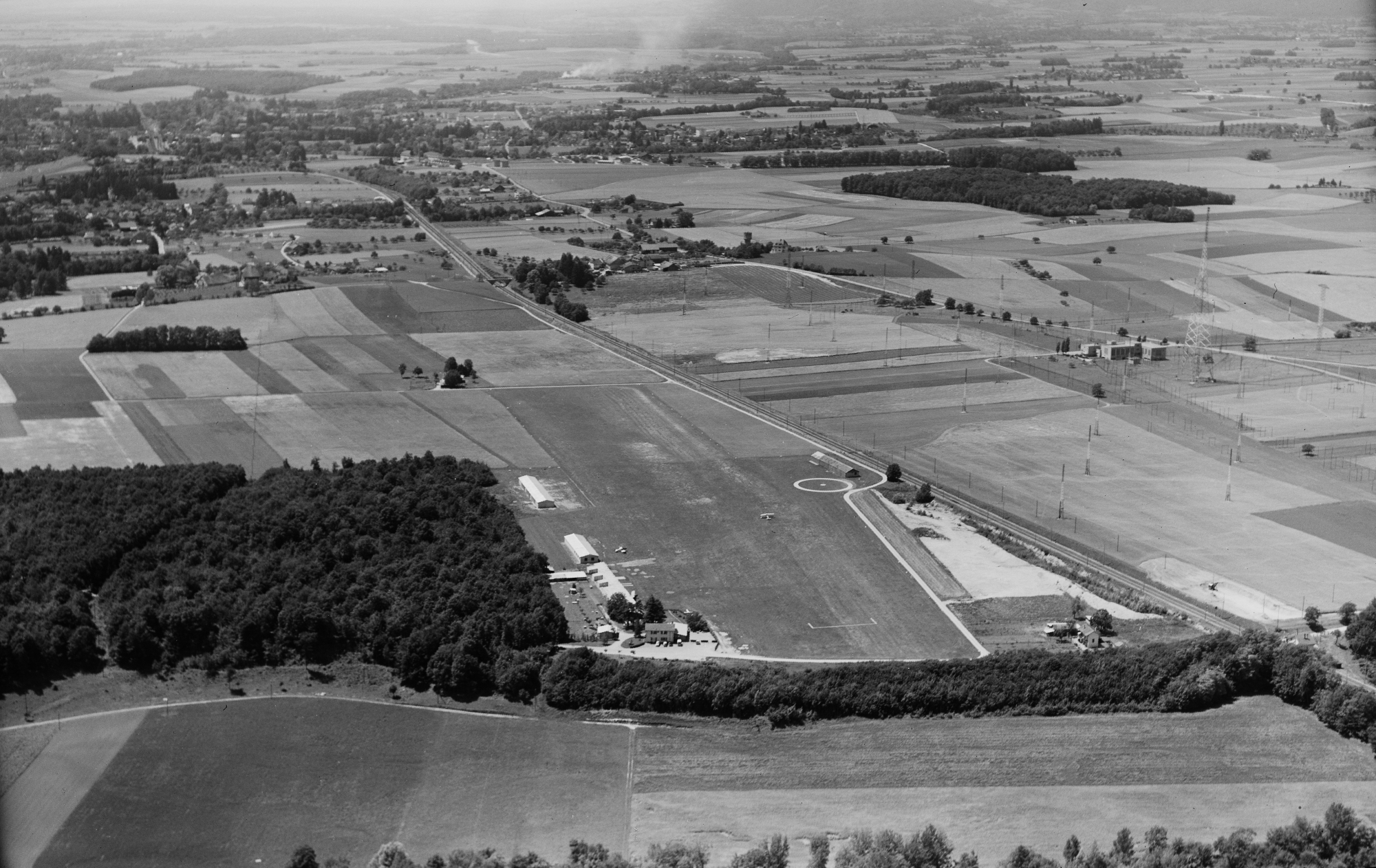 Le 23 décembre 1948, la Confédération donnait son feu vert pour la mise en service de l'aérodrome de Prangins. Il fut inauguré officiellement le 24 juin 1950.