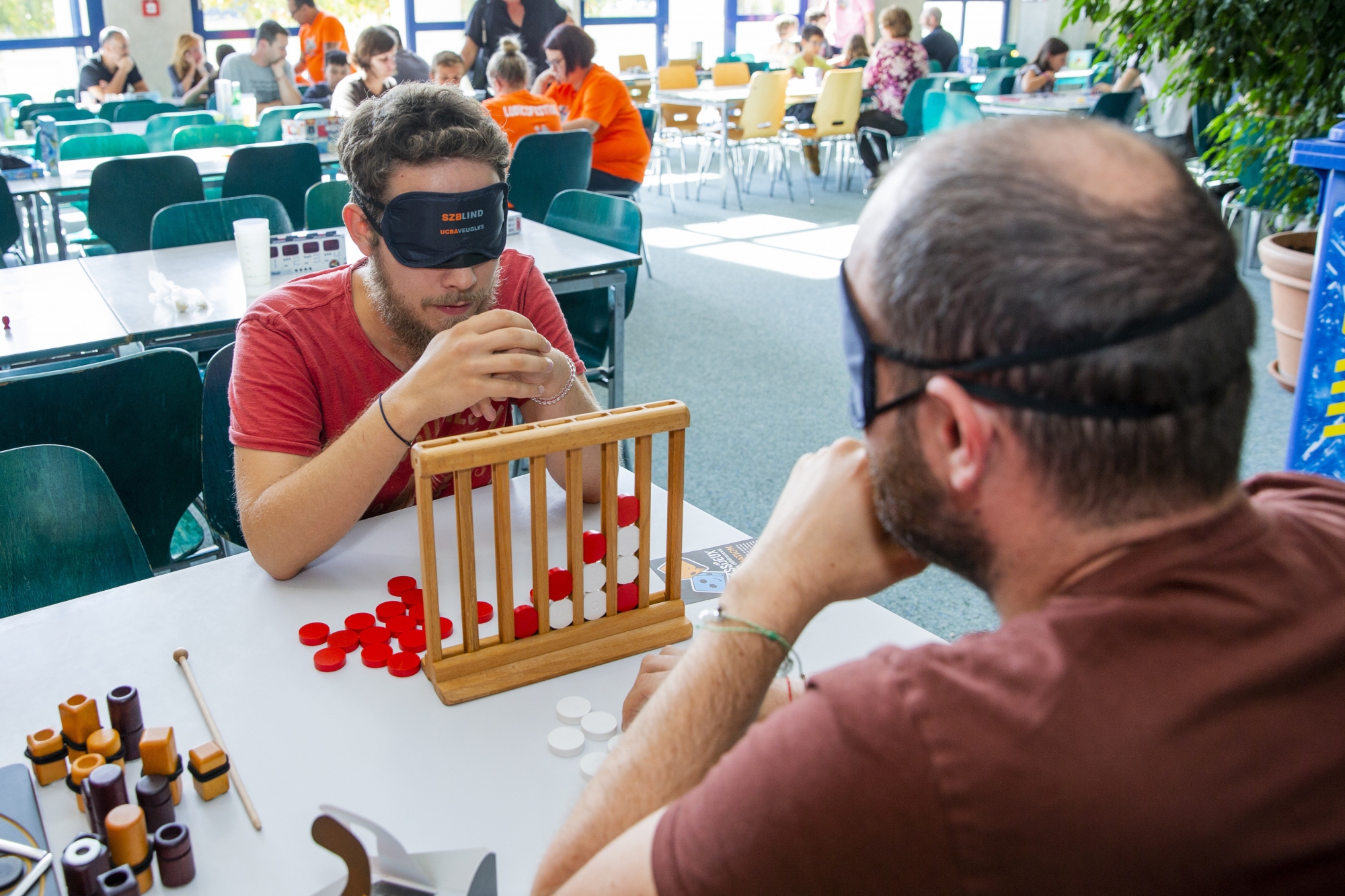 Le 2e Ludicofestival, festival des jeux de société, s'est déroulé à Grand-Champ à Gland. Ici Accesijeux, association qui a comme objectif de rendre le loisir du jeu de société accessible aux personnes déficientes visuelles. Loïc Blazek et Vanni Bernasconi, jouent à quatre en ligne.