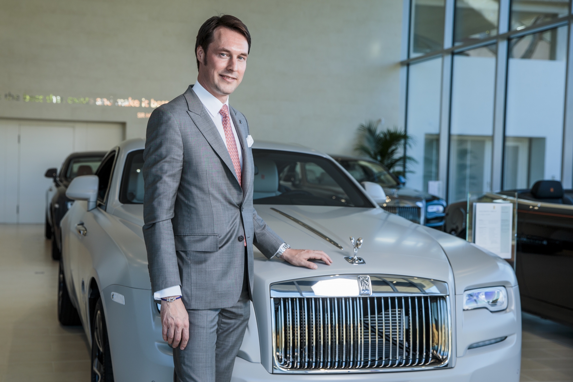 Thilo Martin, directeur de la concession Rolls Royce Geneva de Nyon, pose devant un modèle produit à seulement quatre exemplaires dans le monde. Son prix? 500'000 francs.